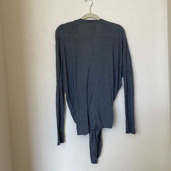Hollister M/L Gray High/low Long Sleeve Top - Picture 4 of 4